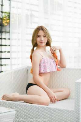 帮儿媳洗下身娇艳动人的媳妇儿子的漂亮媳妇