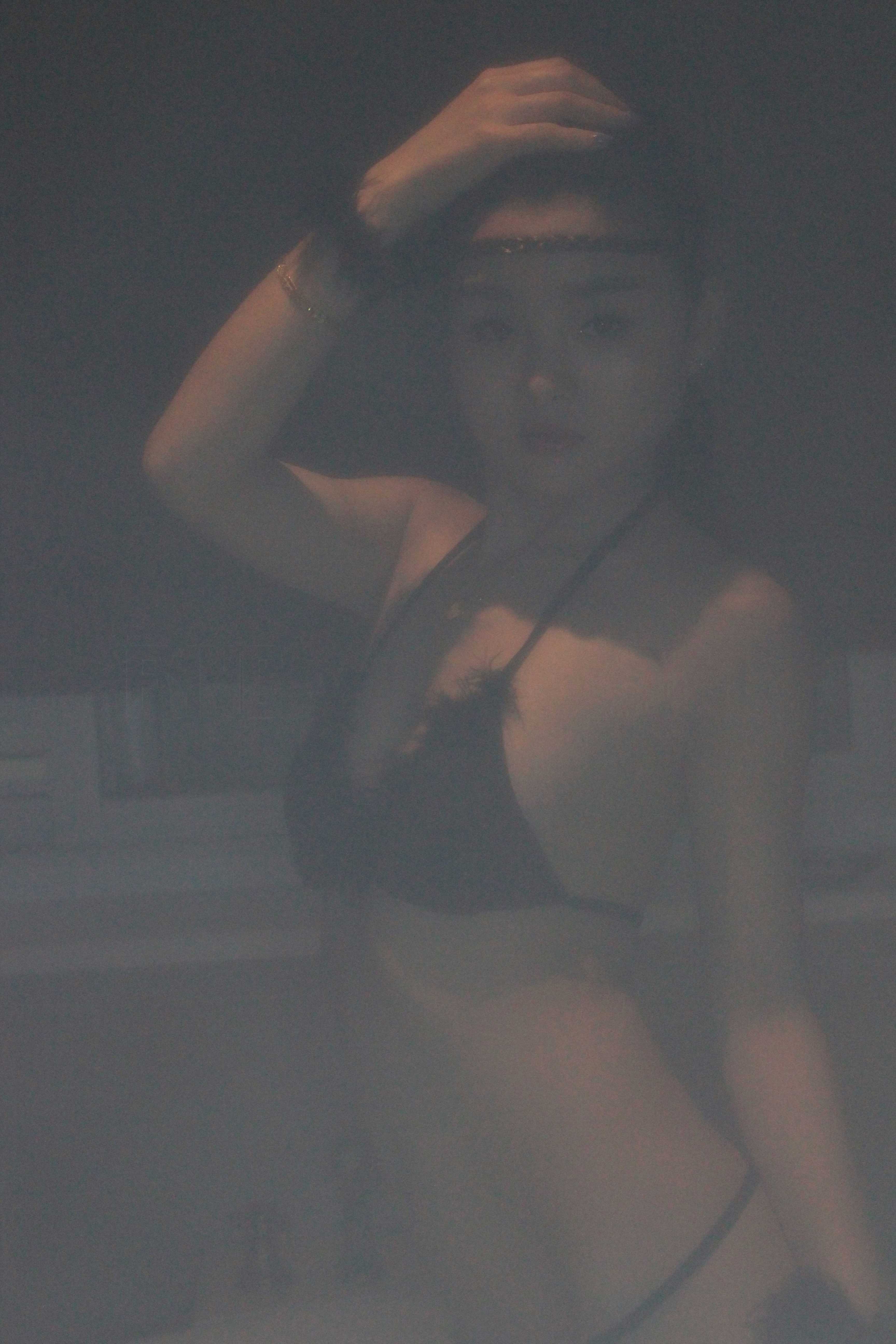 黑色内衣还是有点可爱的小妹子