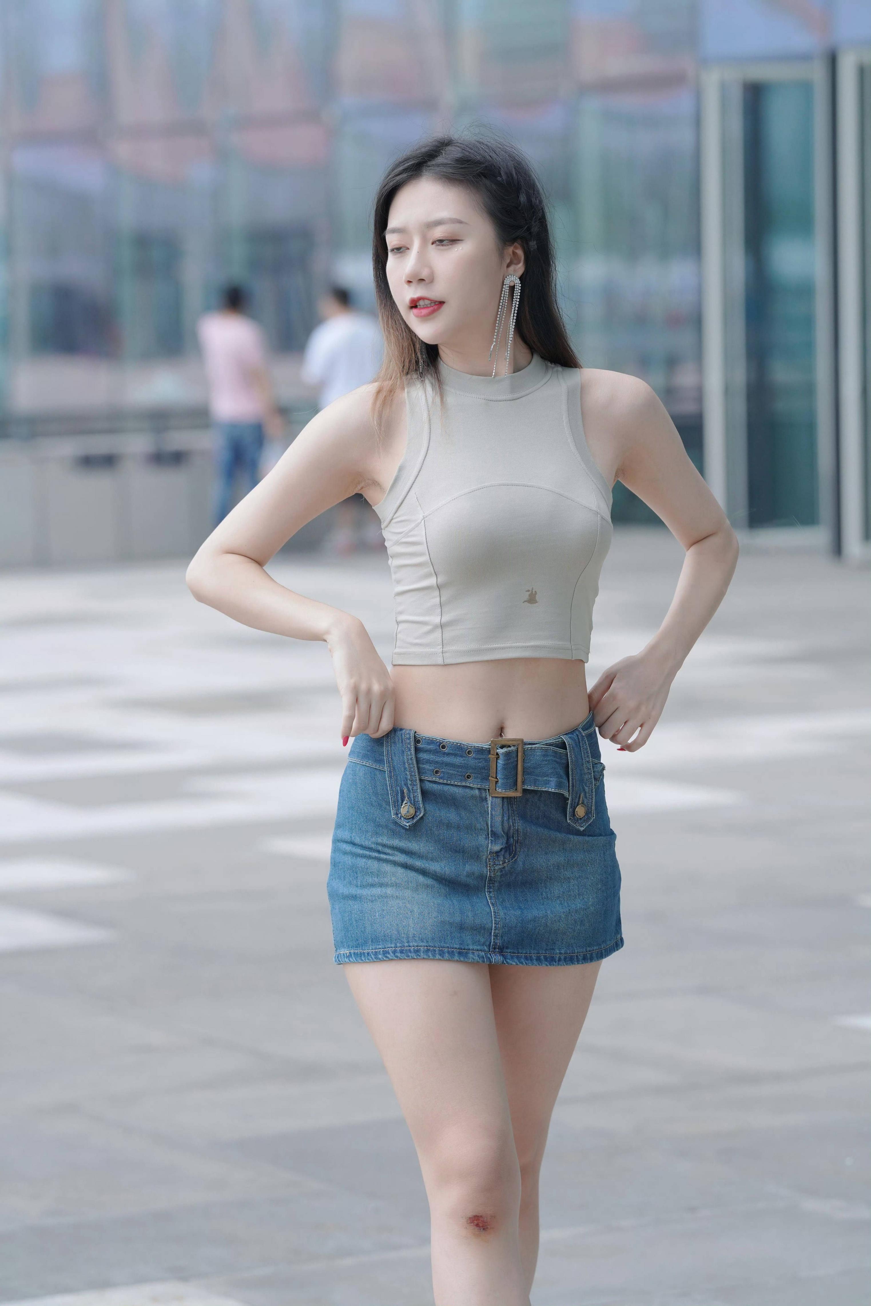 小姐姐真敬业，膝盖没好就又开工了。