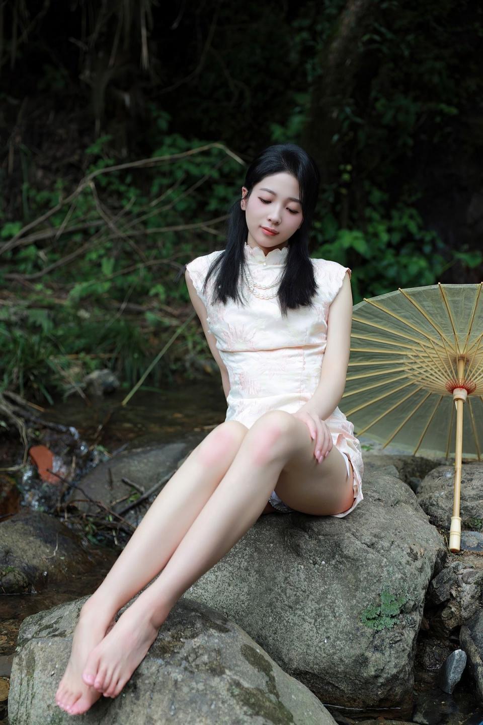 山野之间的古风小姐姐，浸入小溪露出那里。