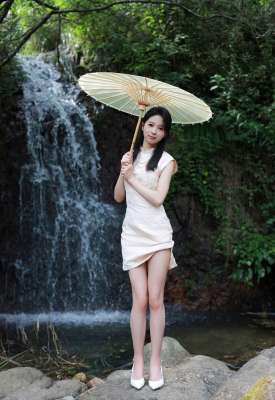 山野之间的古风小姐姐，浸入小溪露出那里。