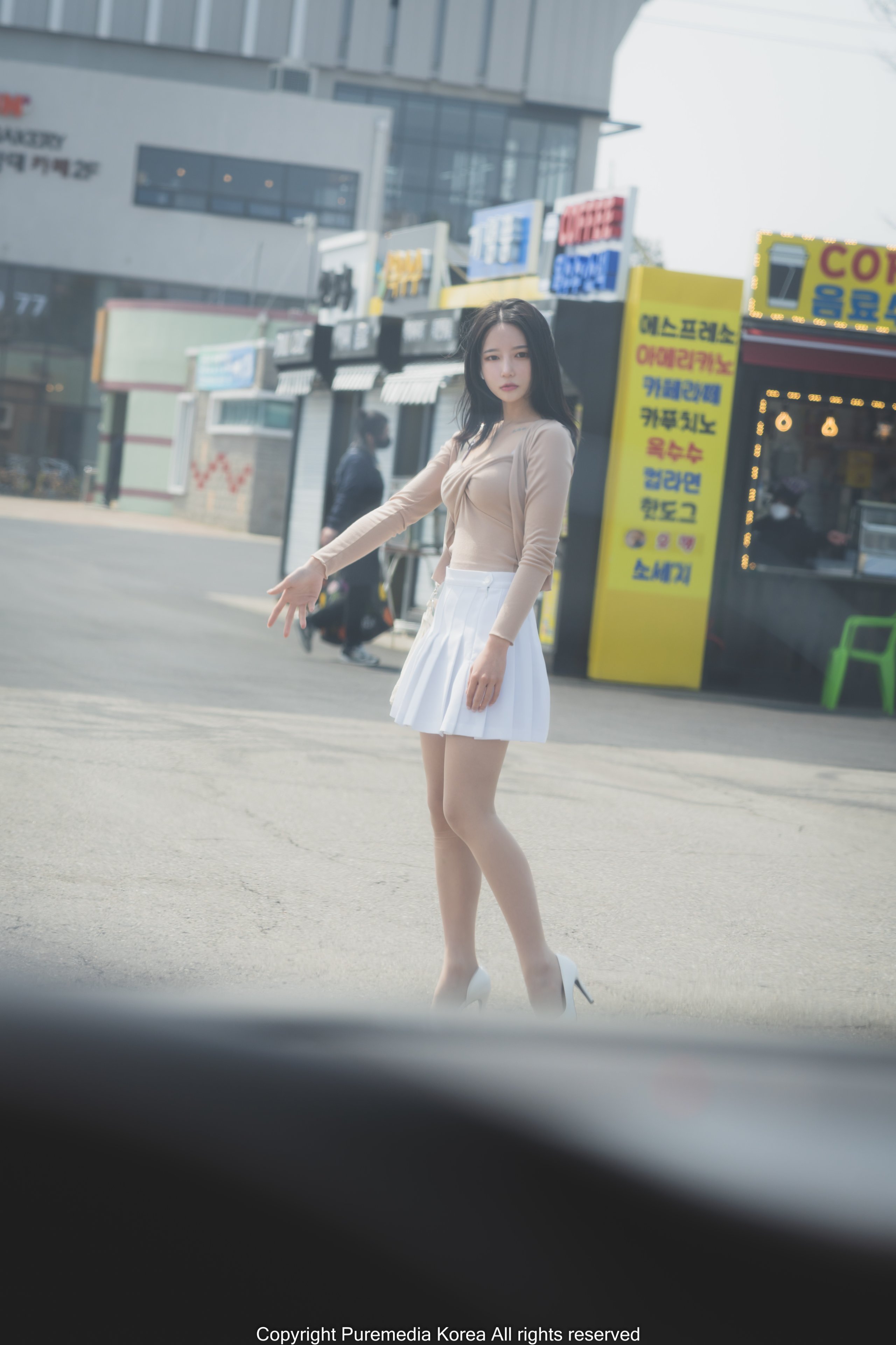 韩国女模遭拐骗强行被拉至小树林--有奶无屄[20P]