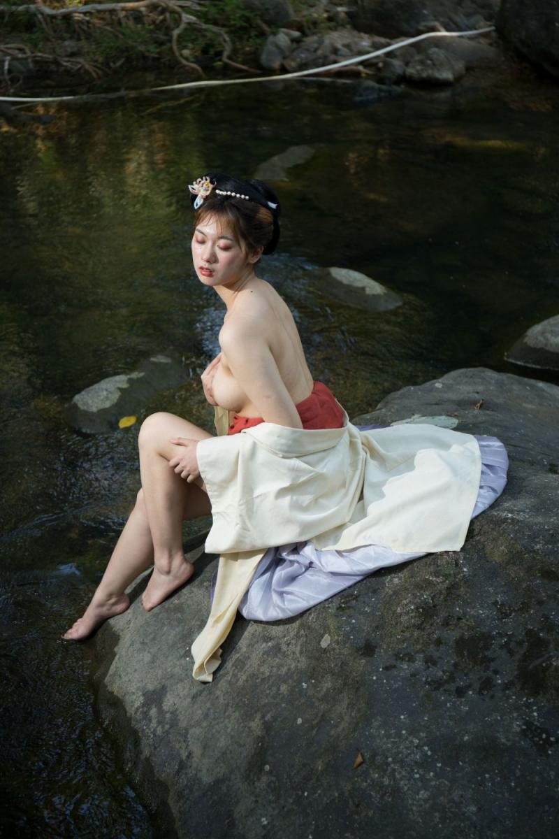 大自然中的露乳美女