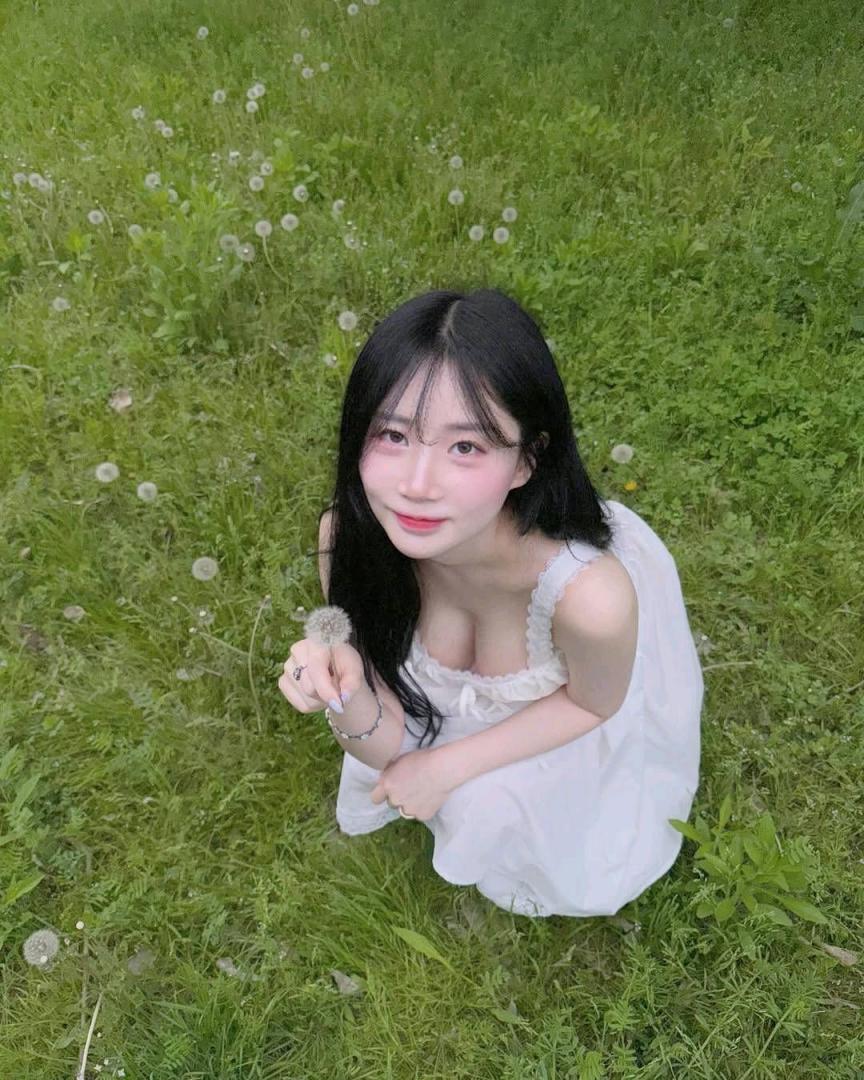 看美女流口水，看来我是真的饿了