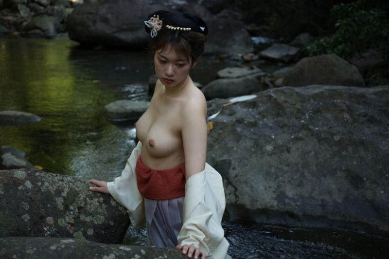 野外的白嫩美乳才好看