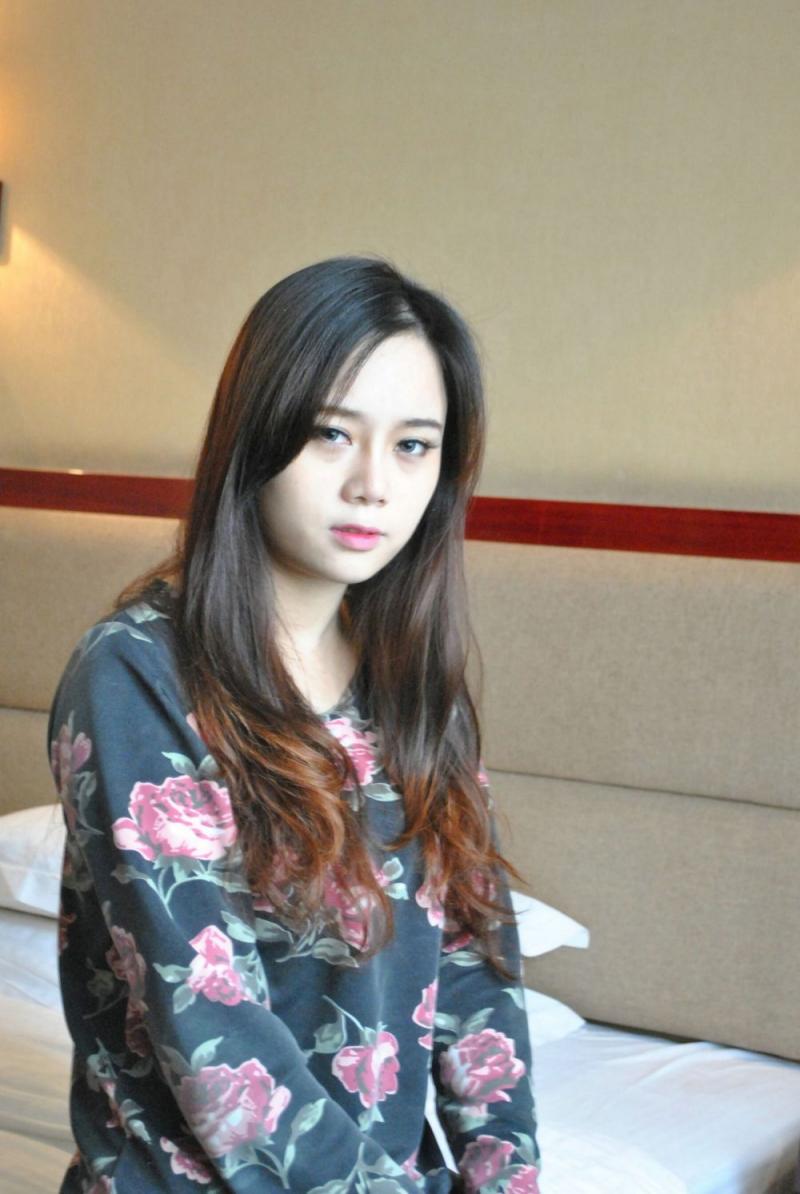 很有良家的感觉 奶子看上去很大