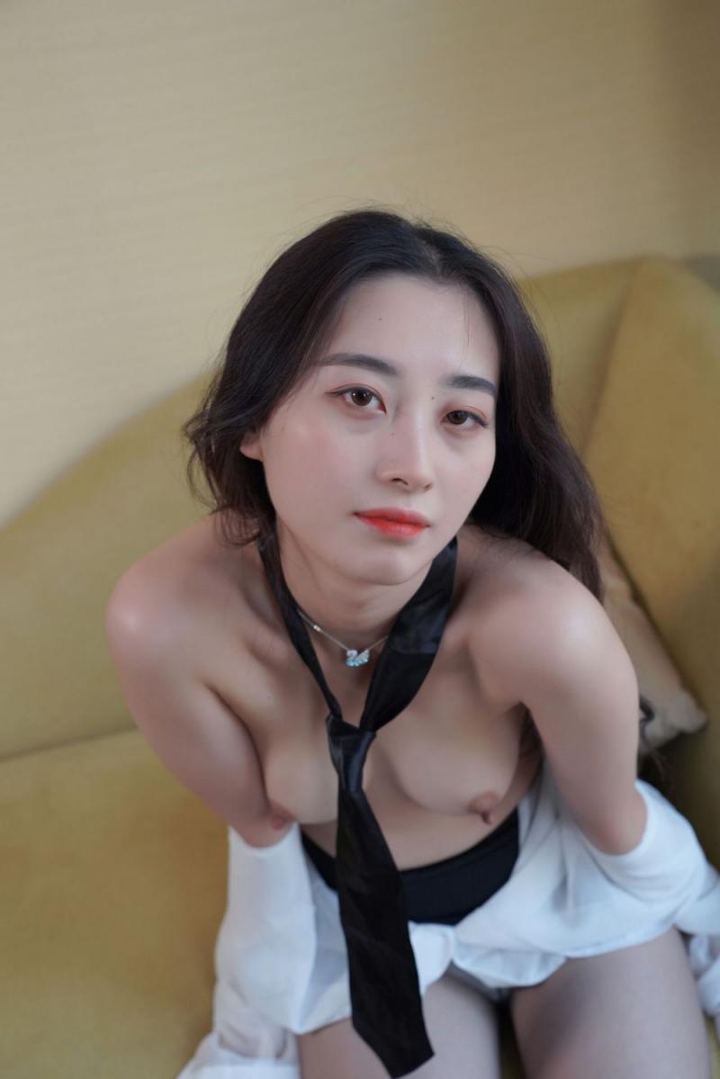 黑丝长腿妹子奶头很舒服