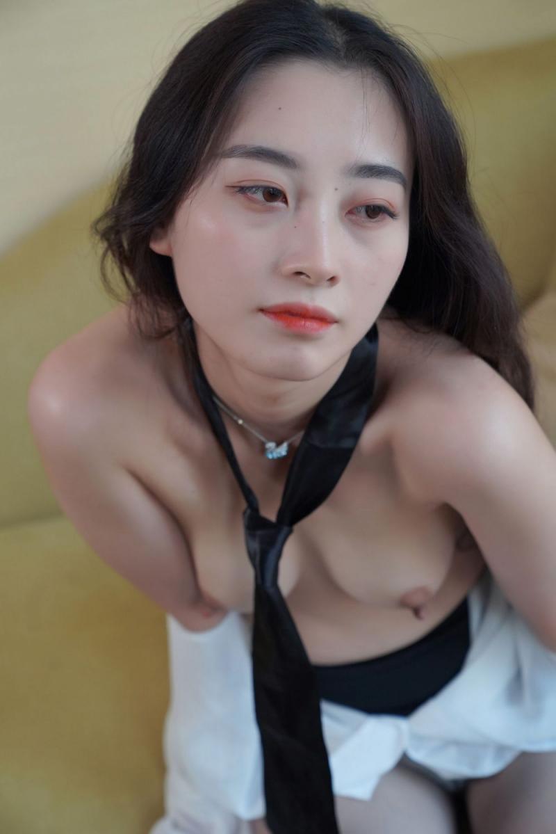 黑丝长腿妹子奶头很舒服