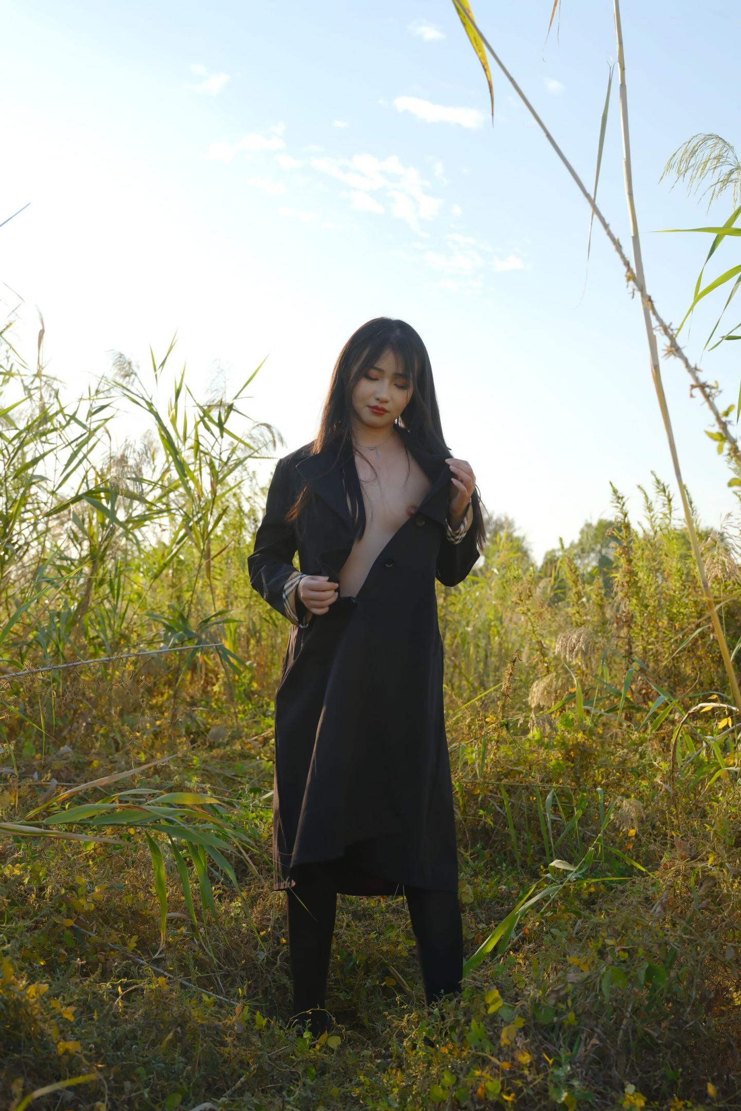 野外的妹子想不想来一场野战