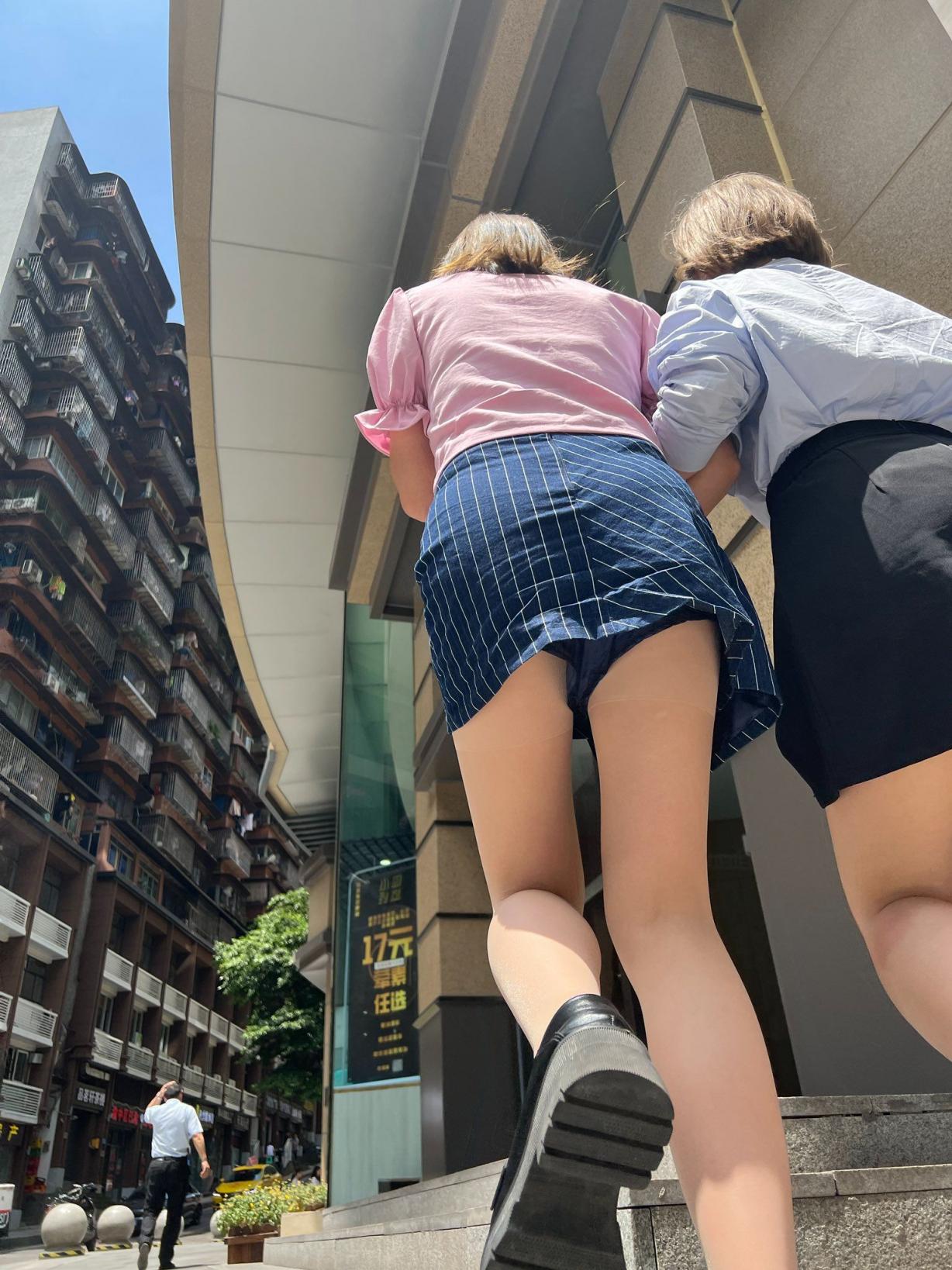 若隐若现的裙底