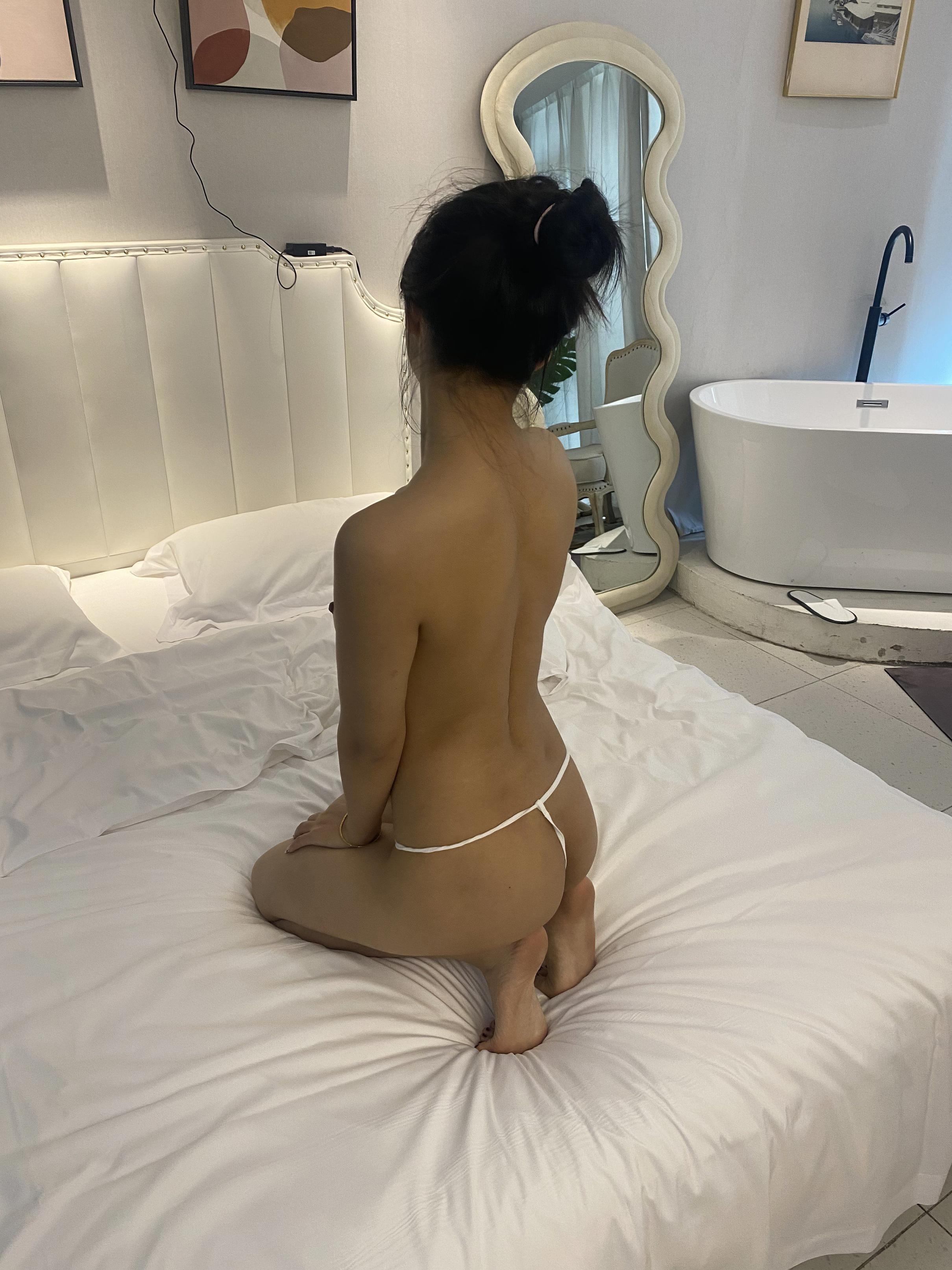 床上的美妞是如此的诱人