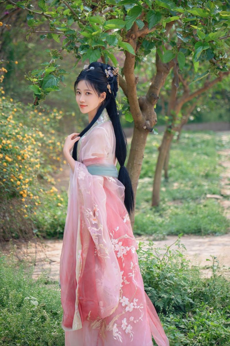 极品美乳古装妹子
