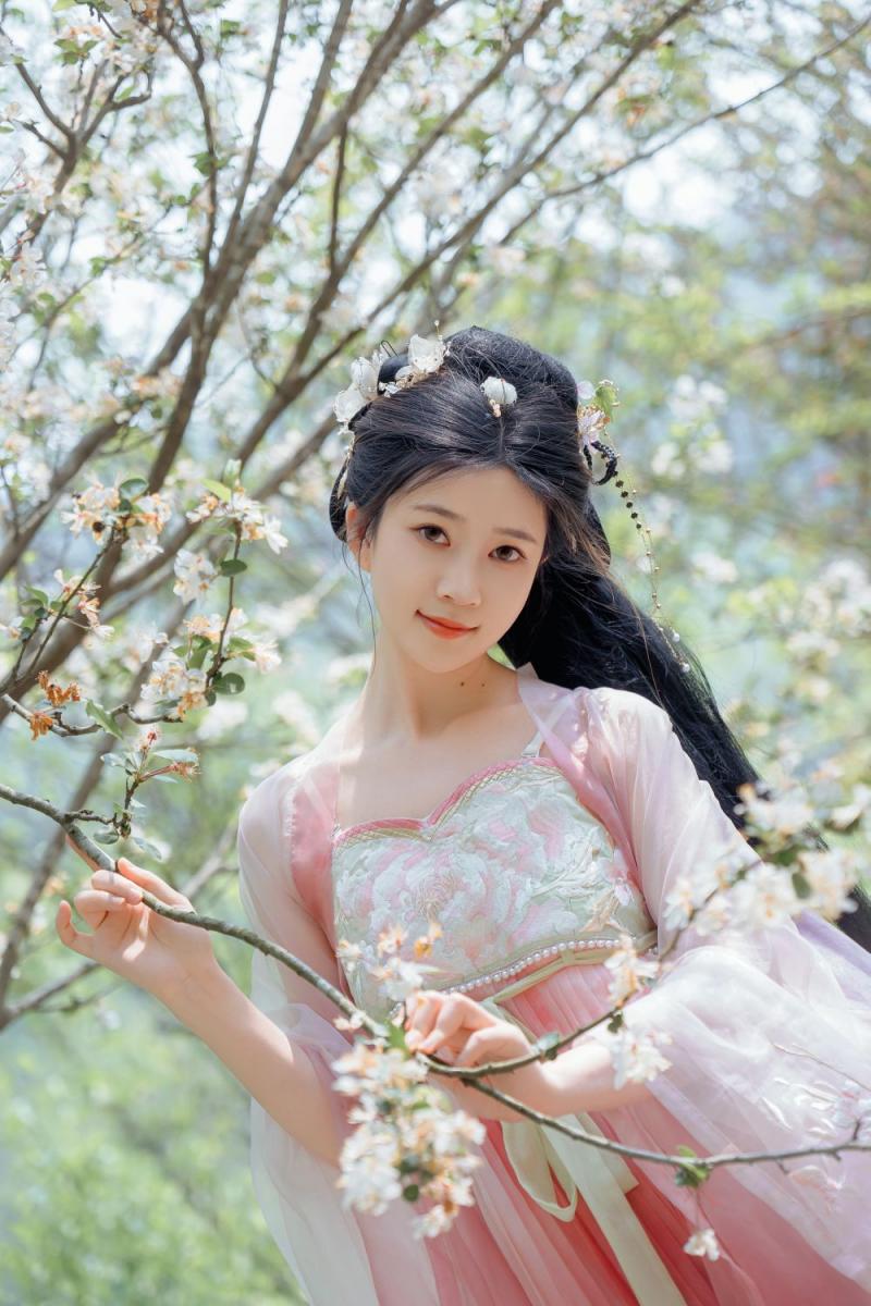 极品美乳古装妹子