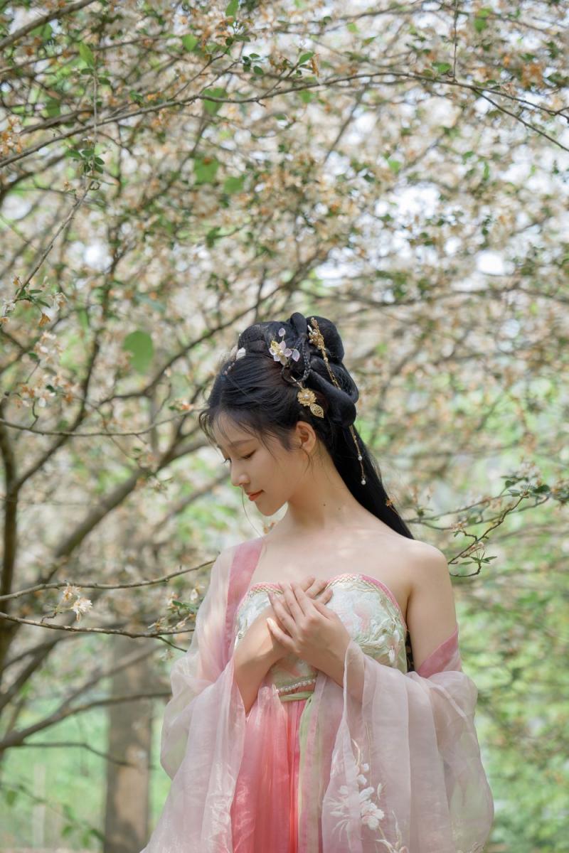极品美乳古装妹子