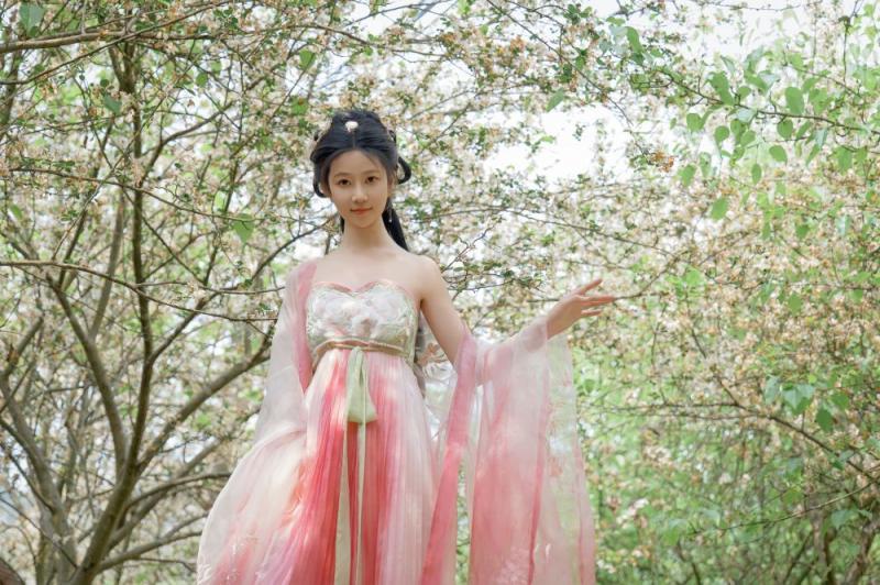 极品美乳古装妹子