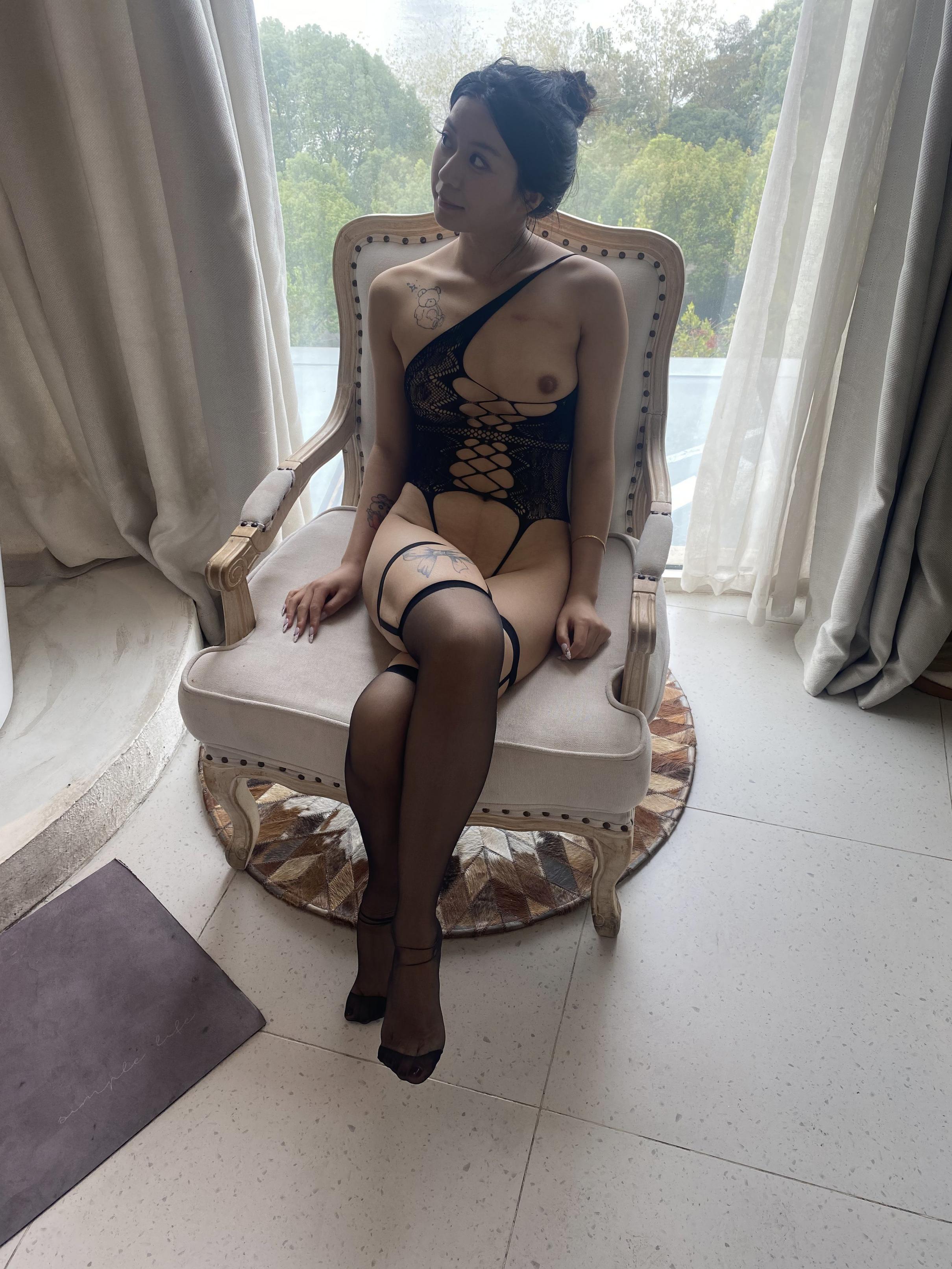 一看就是那种特备骚的黑丝女人