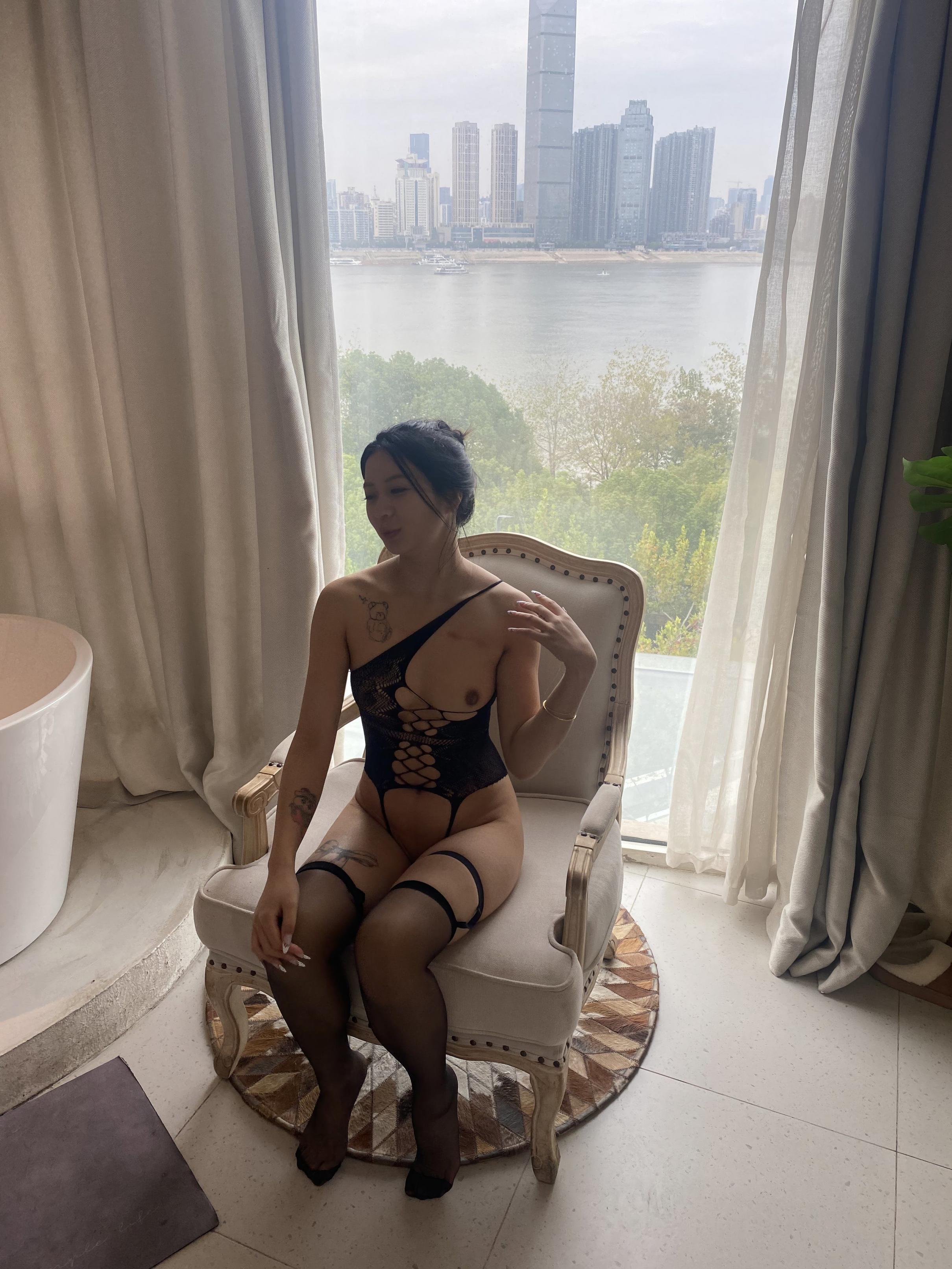 一看就是那种特备骚的黑丝女人