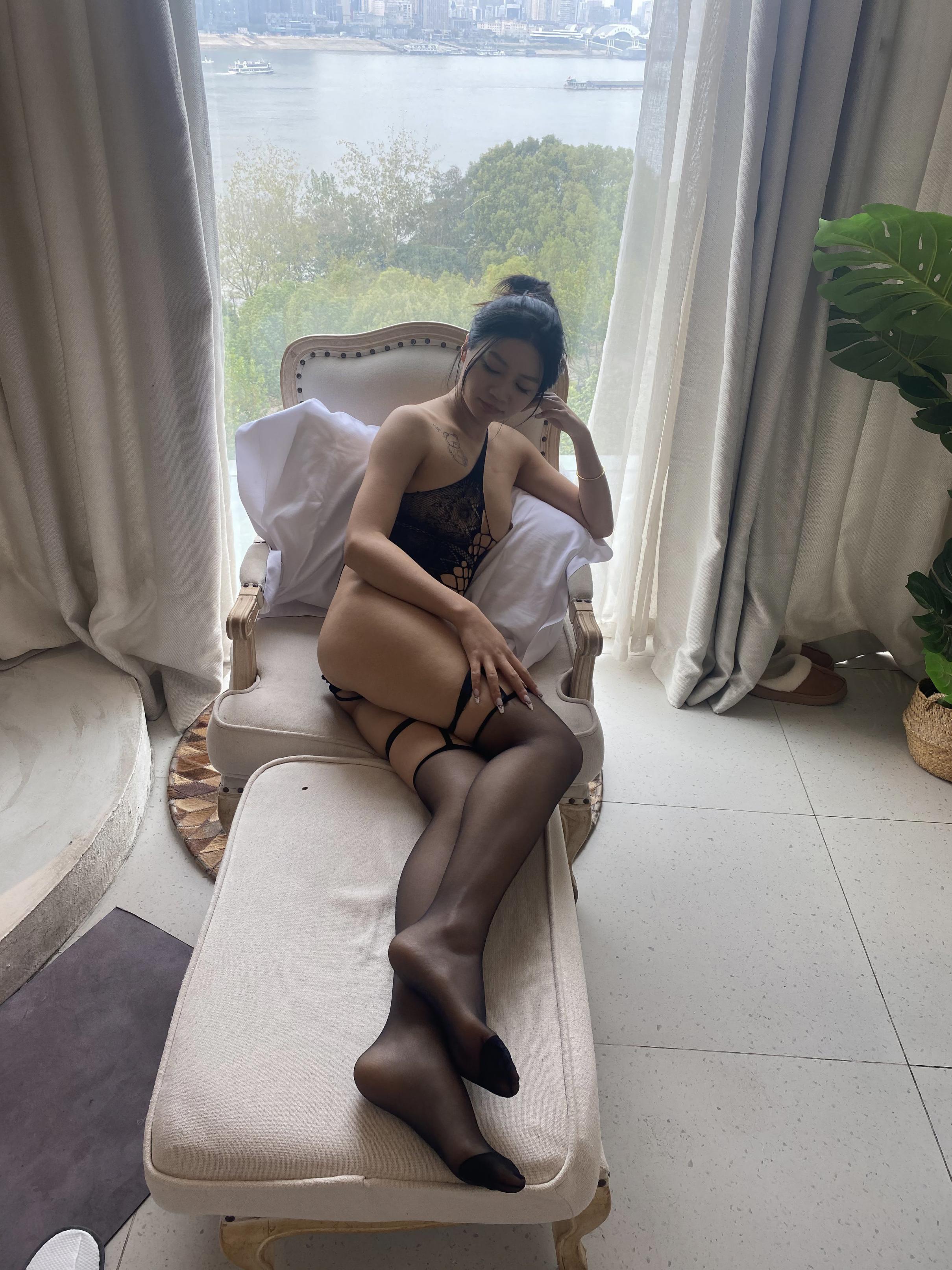 一看就是那种特备骚的黑丝女人