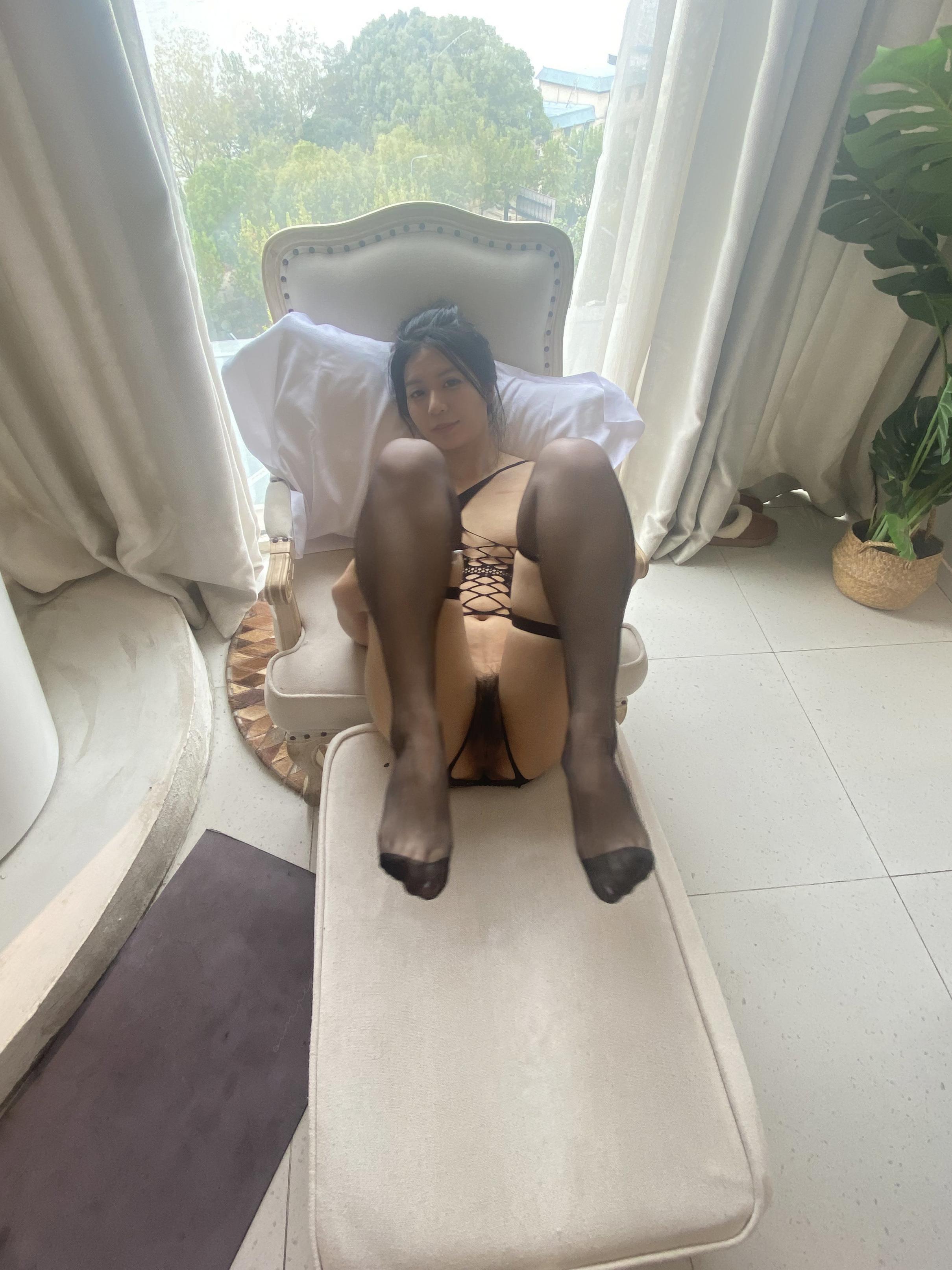 一看就是那种特备骚的黑丝女人