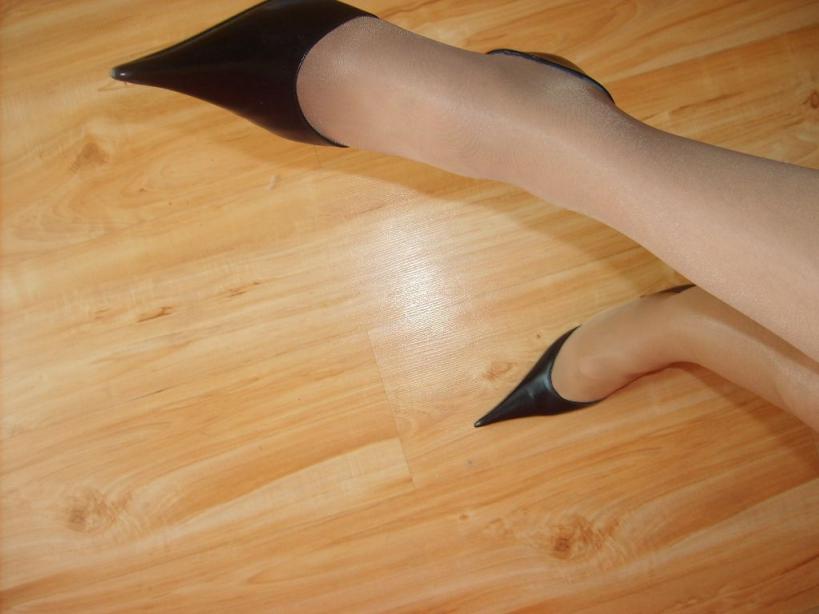 美女的鲍鱼和高跟玉足图片