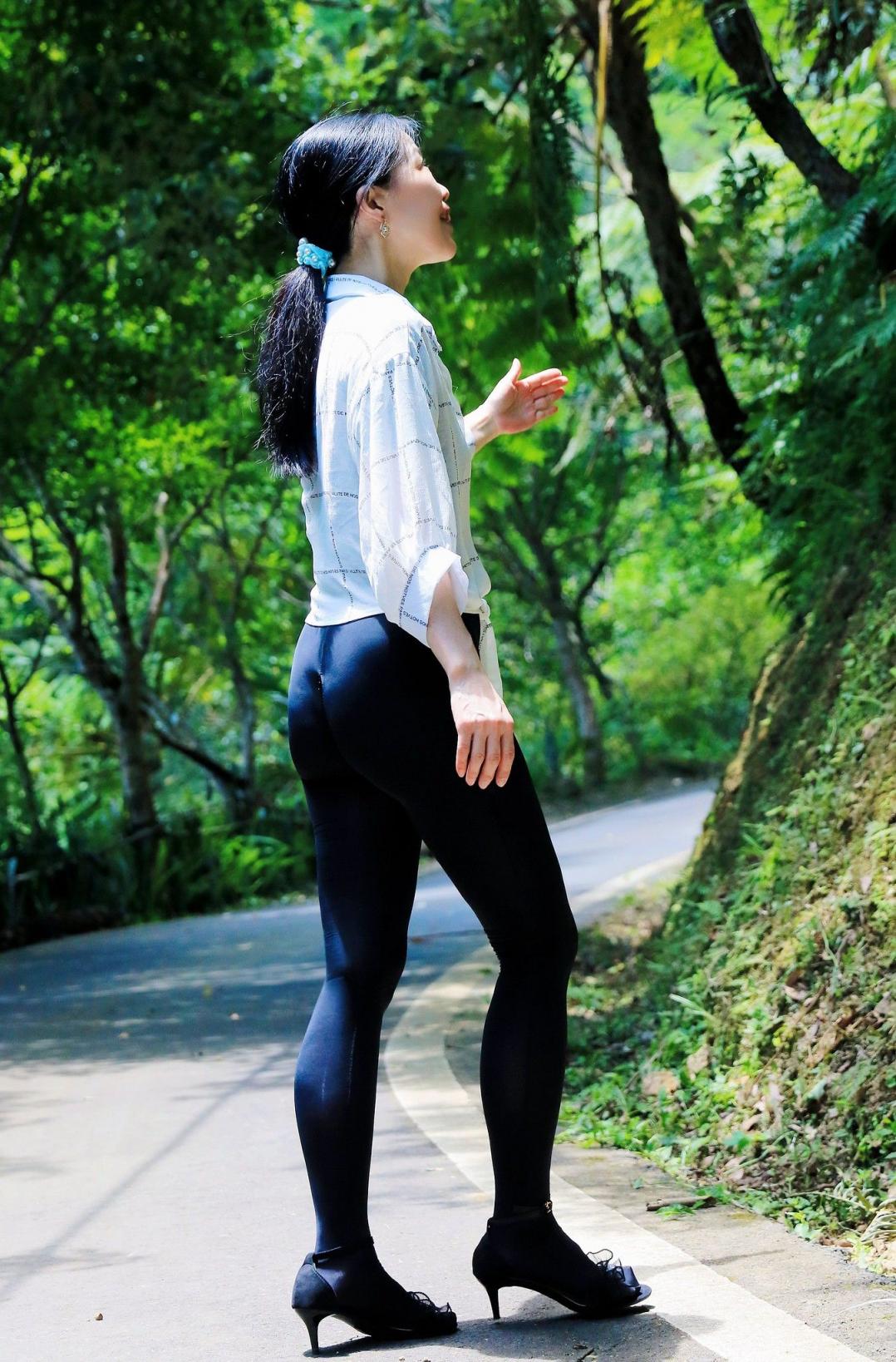 两个外国美女吃鸡图片