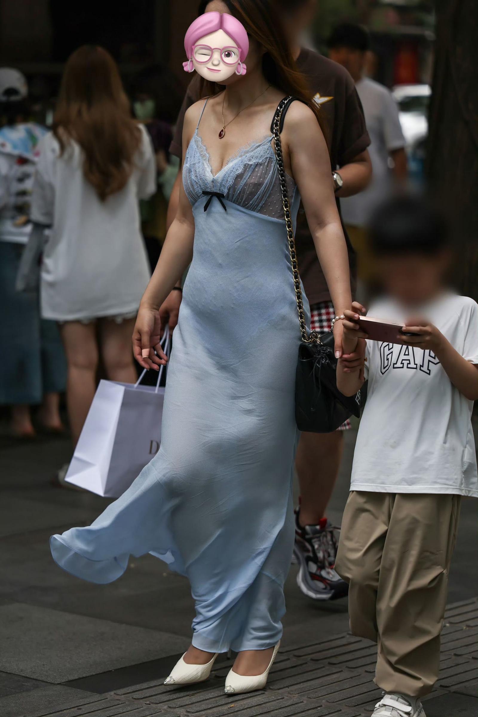 若隐若现的内裤