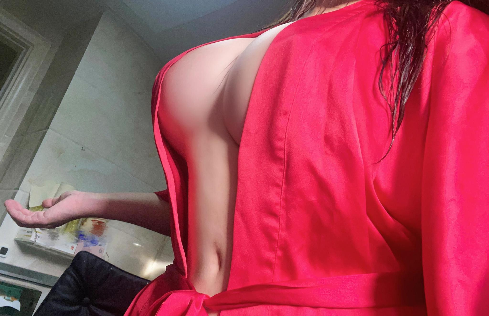 丁字裤卡在蜜桃臀肉缝里 身材高挑的整容脸骚女——水蜜桃米米