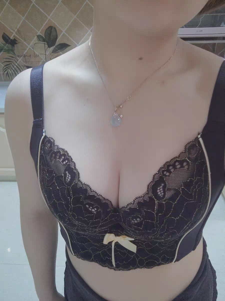 美丽的少妇迷人的胸脯