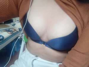 美丽的少妇迷人的胸脯