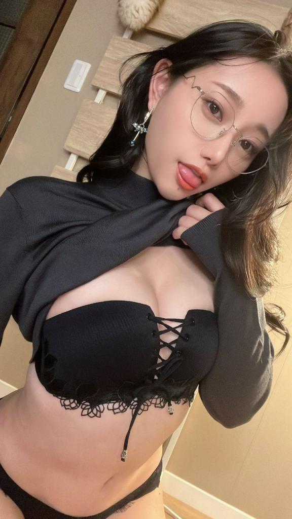 人生得E需尽欢，美乳欣赏，让我好好感受那一手无法掌控得快乐