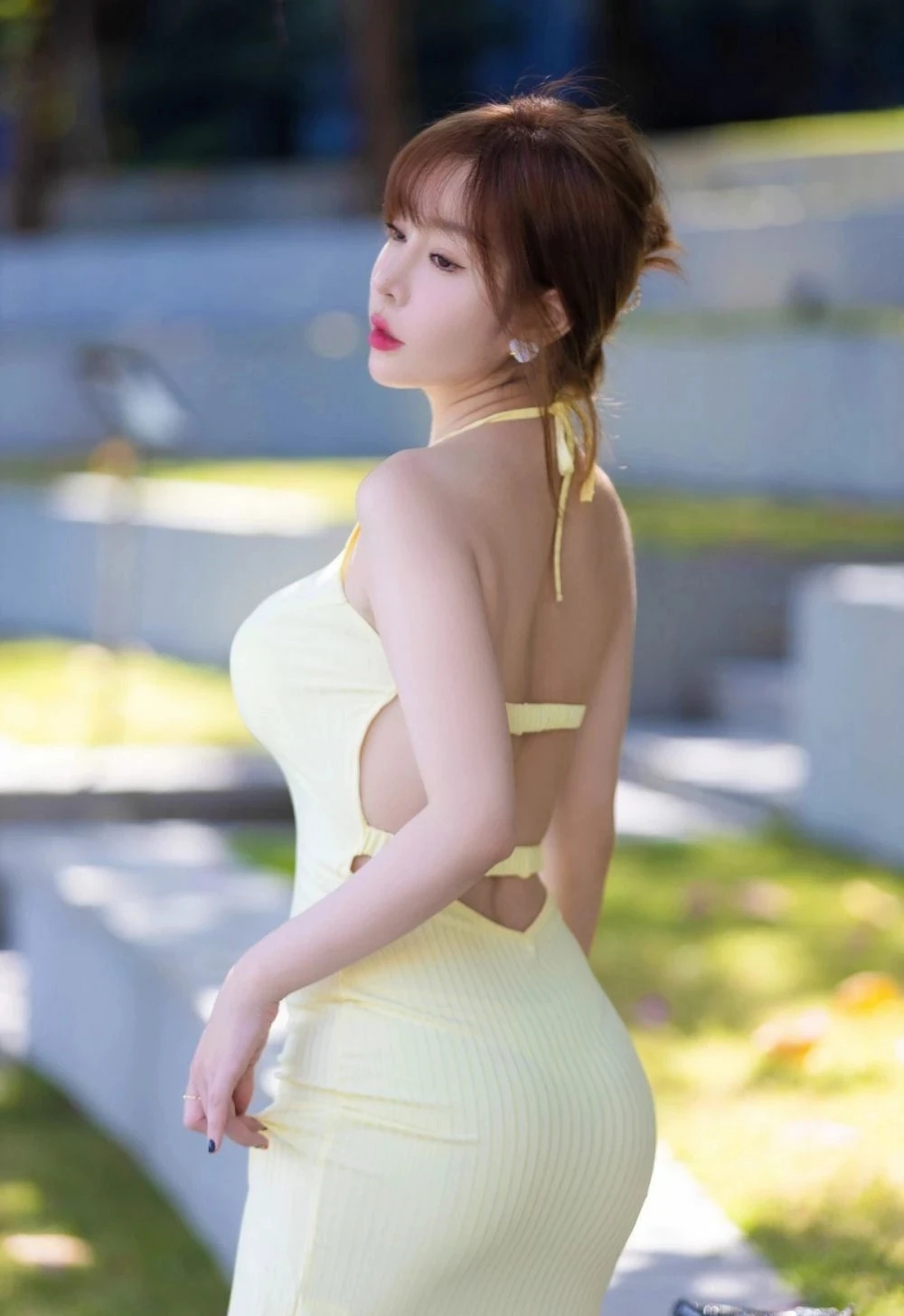 前凸后翘的漂亮小姐姐