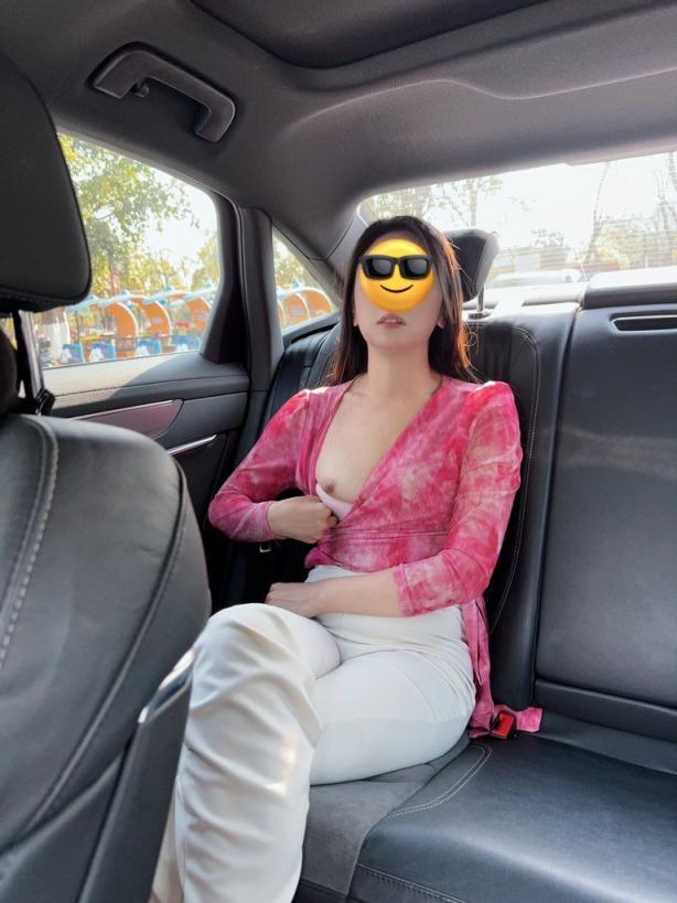 掰开骚逼给你看