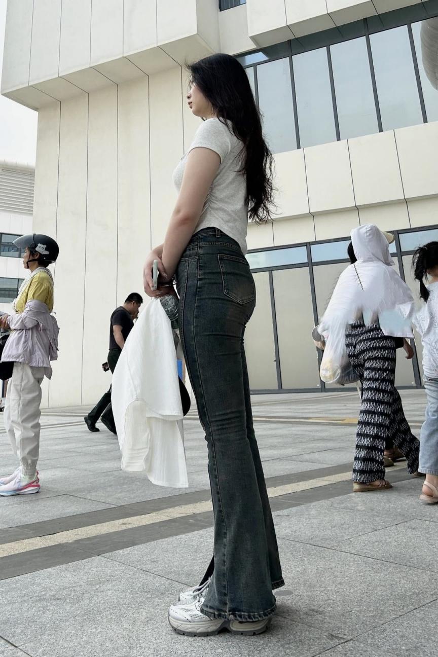 街拍牛仔裤圆润的屁股