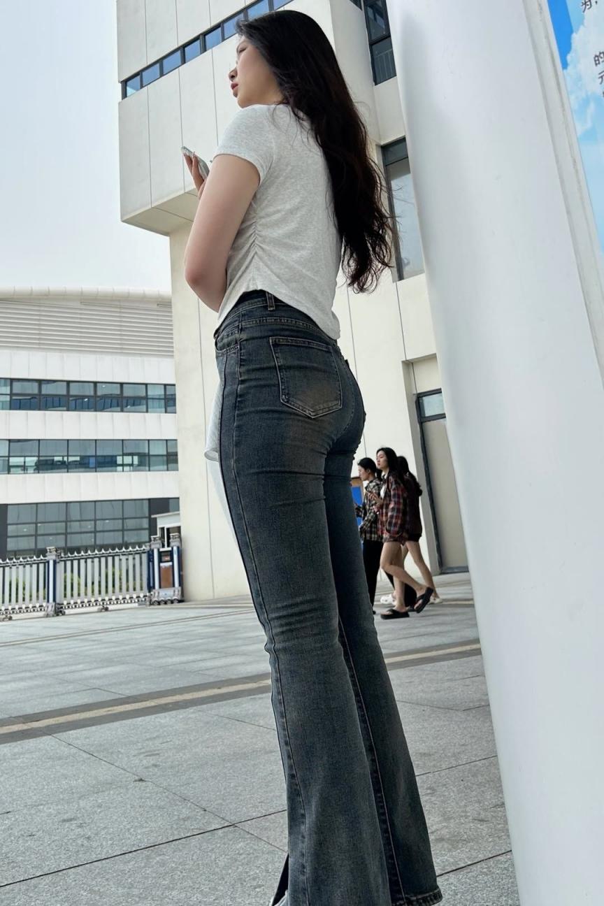 街拍牛仔裤圆润的屁股