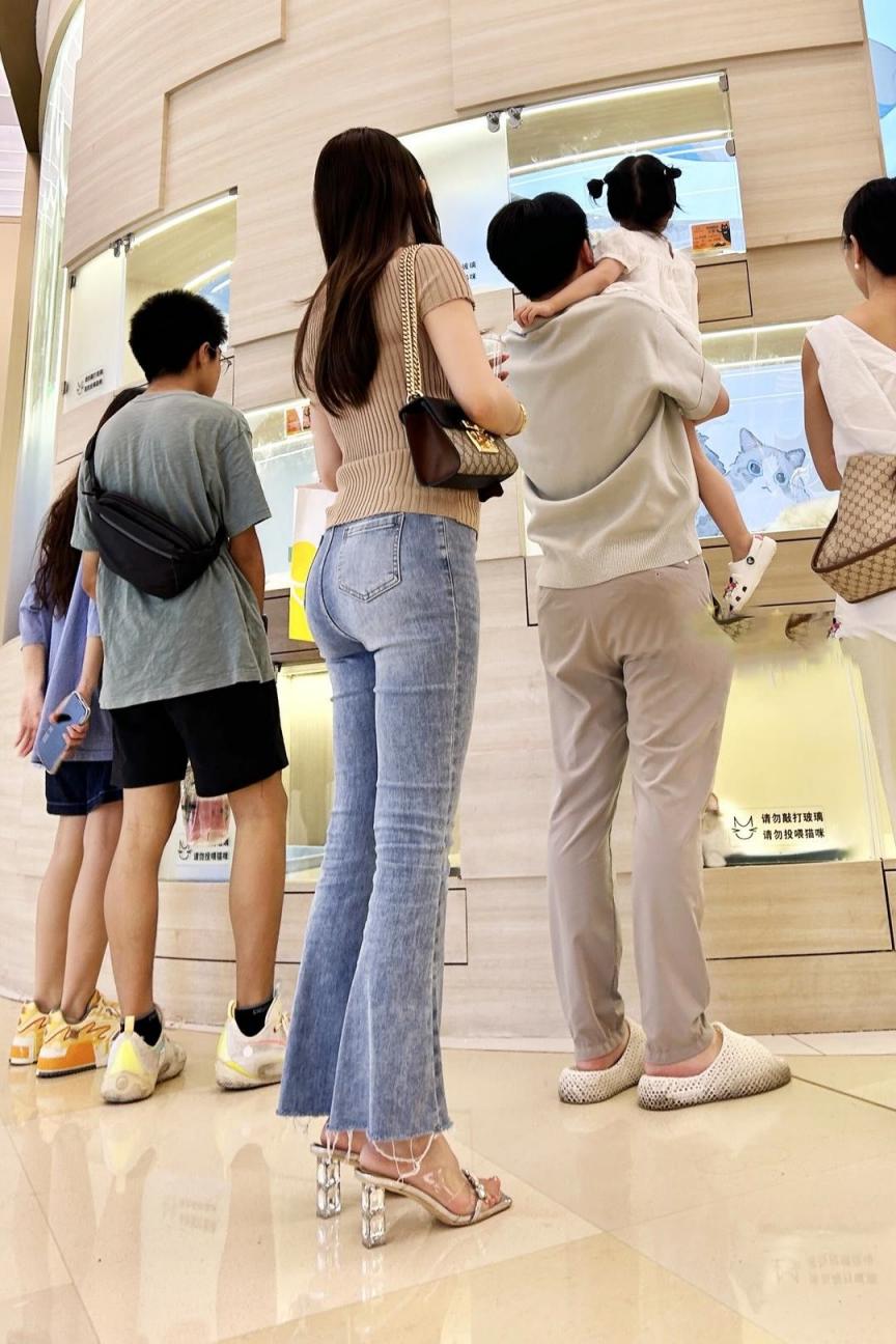 街拍牛仔裤圆润的屁股