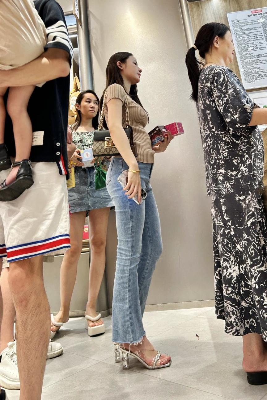 街拍牛仔裤圆润的屁股