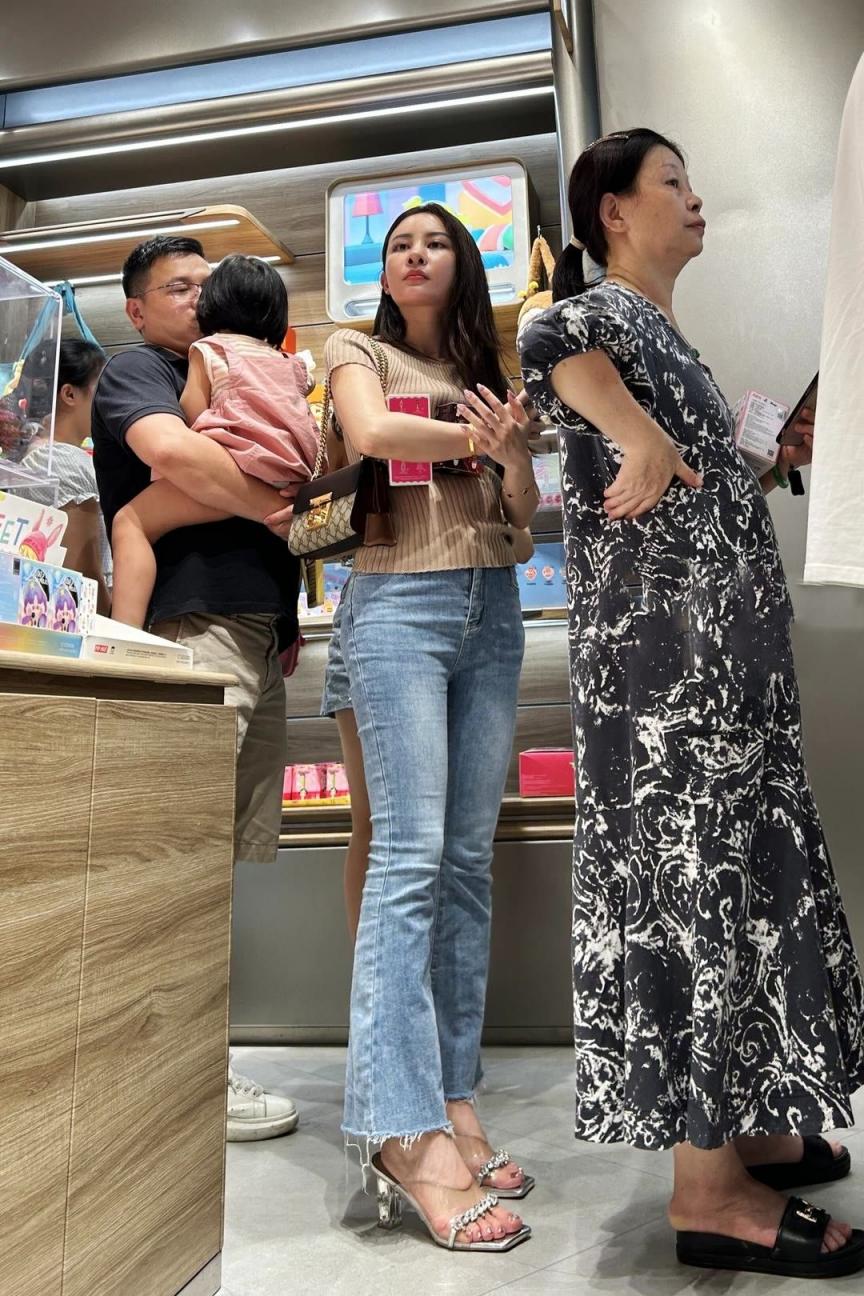 街拍牛仔裤圆润的屁股