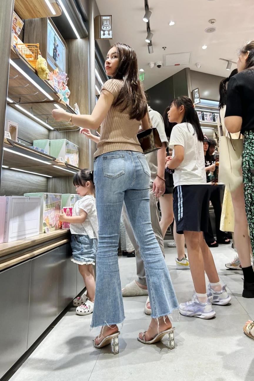 街拍牛仔裤圆润的屁股