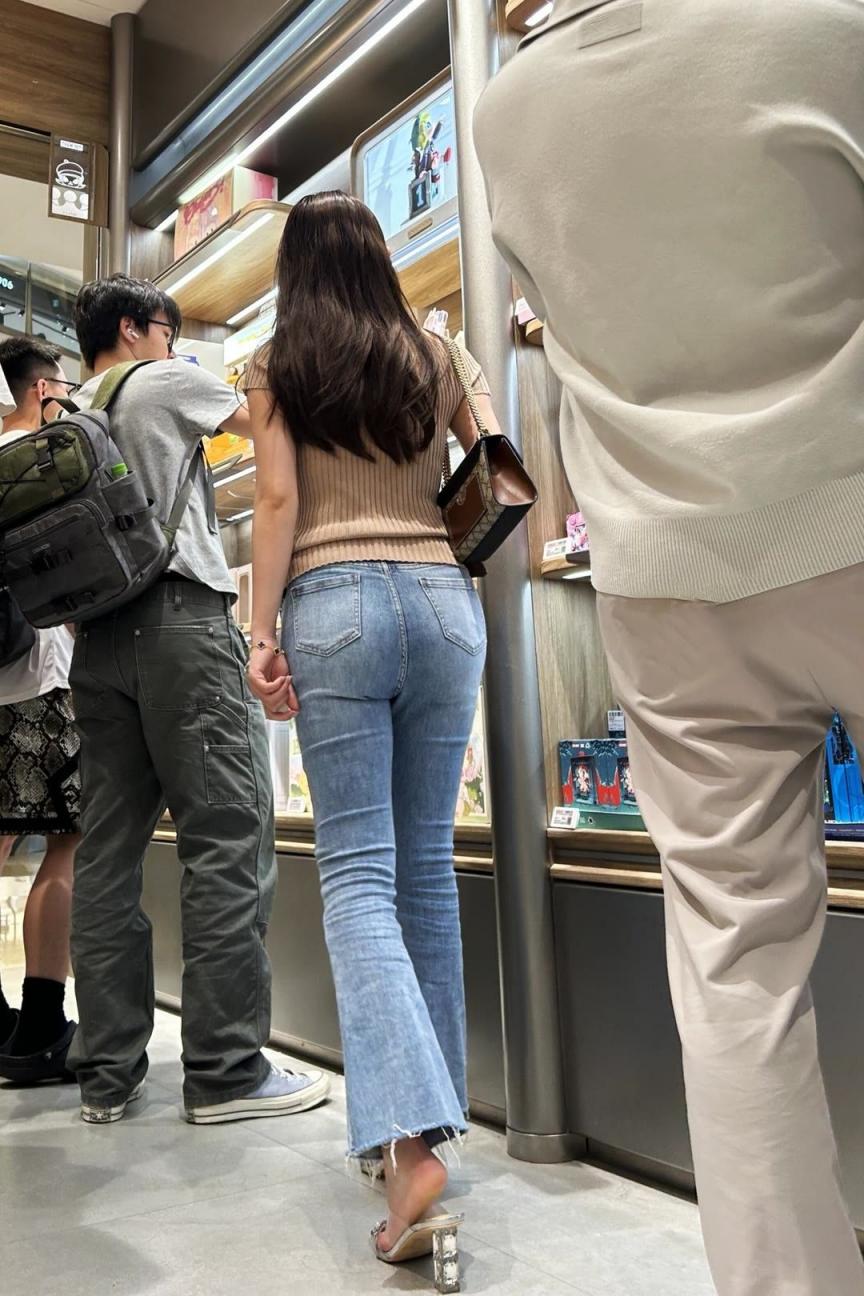 街拍牛仔裤圆润的屁股