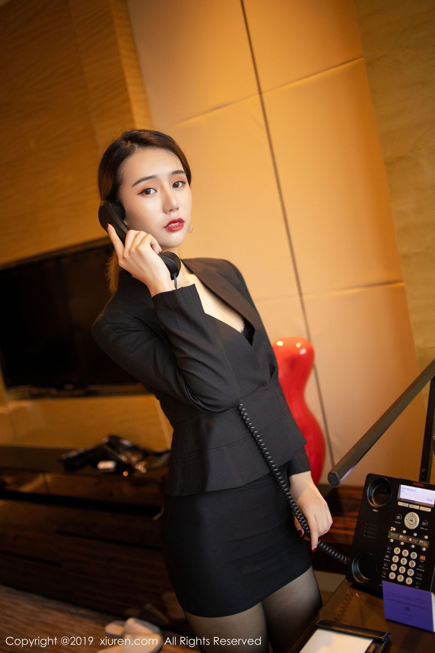 眼镜OL黑丝女秘书