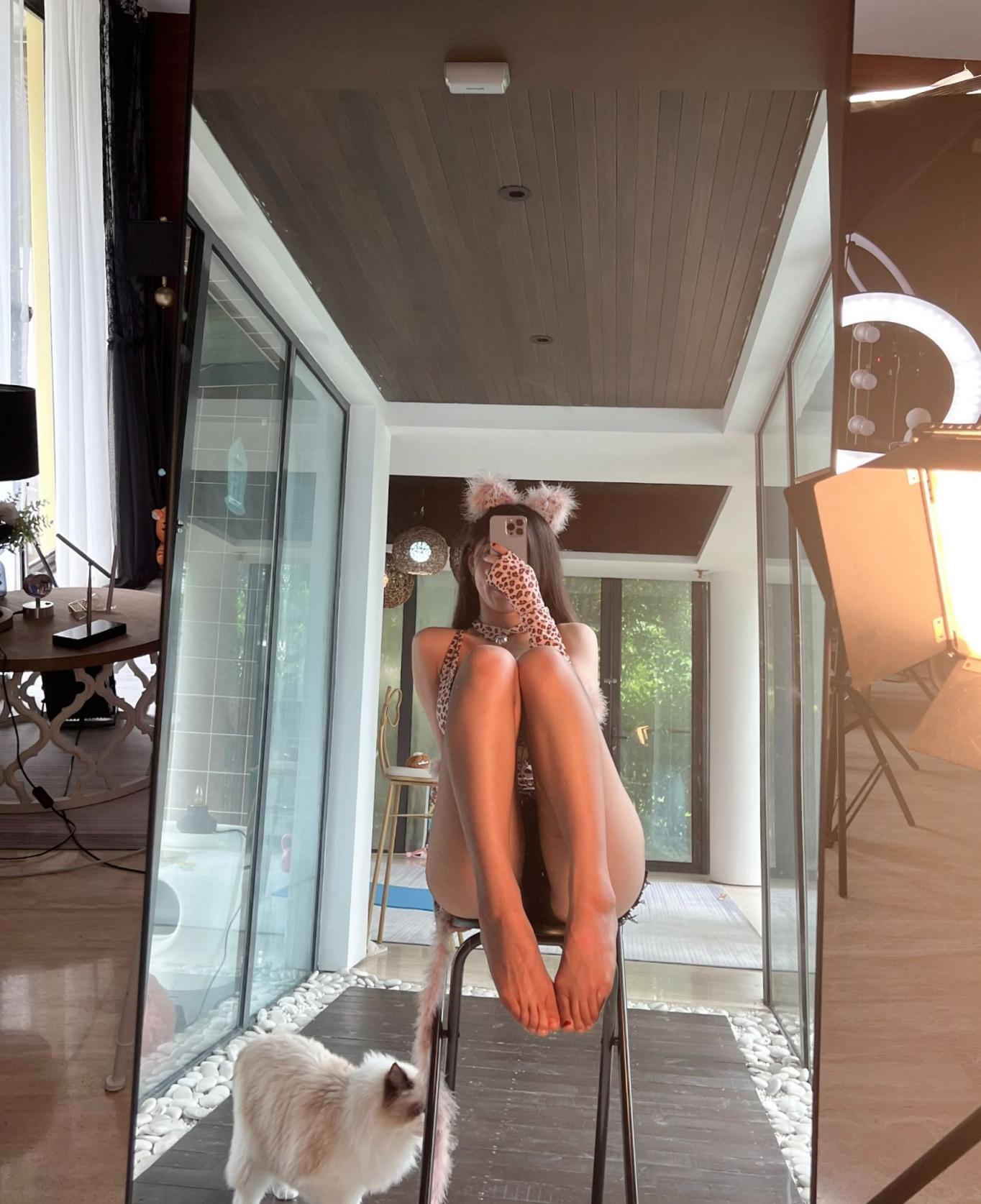 放假你们就偷偷看美女吧