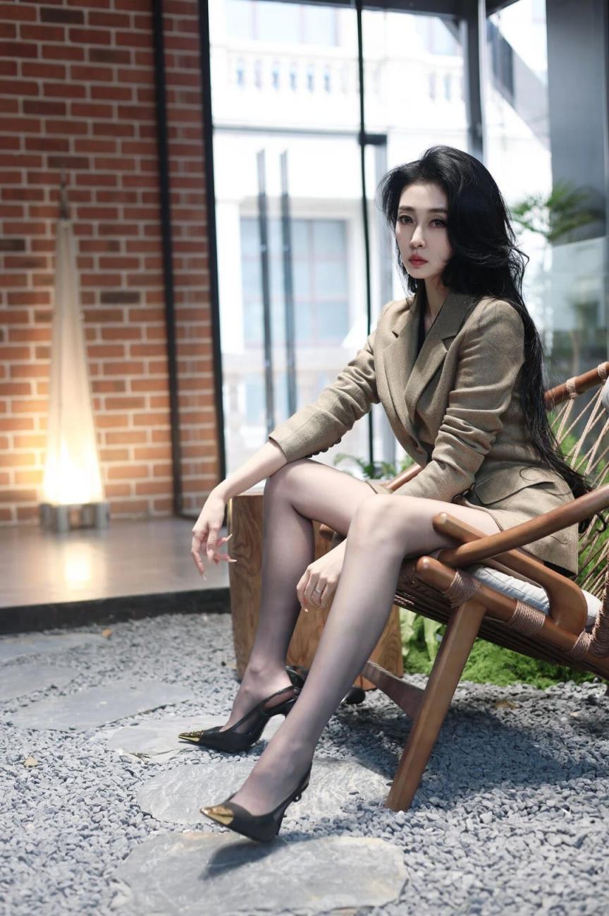 高跟大长腿的小姐姐