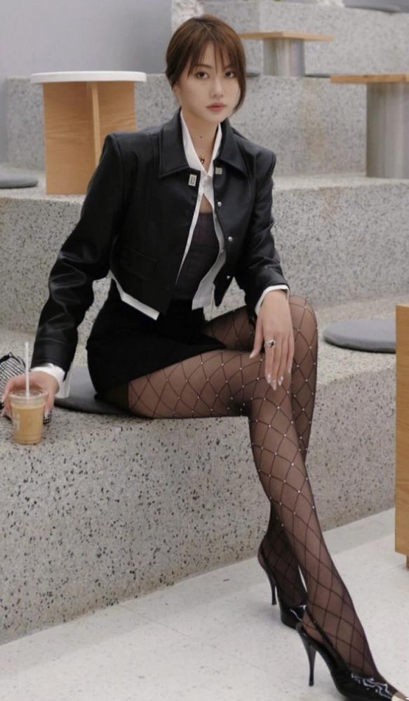 满屏黑丝大长腿