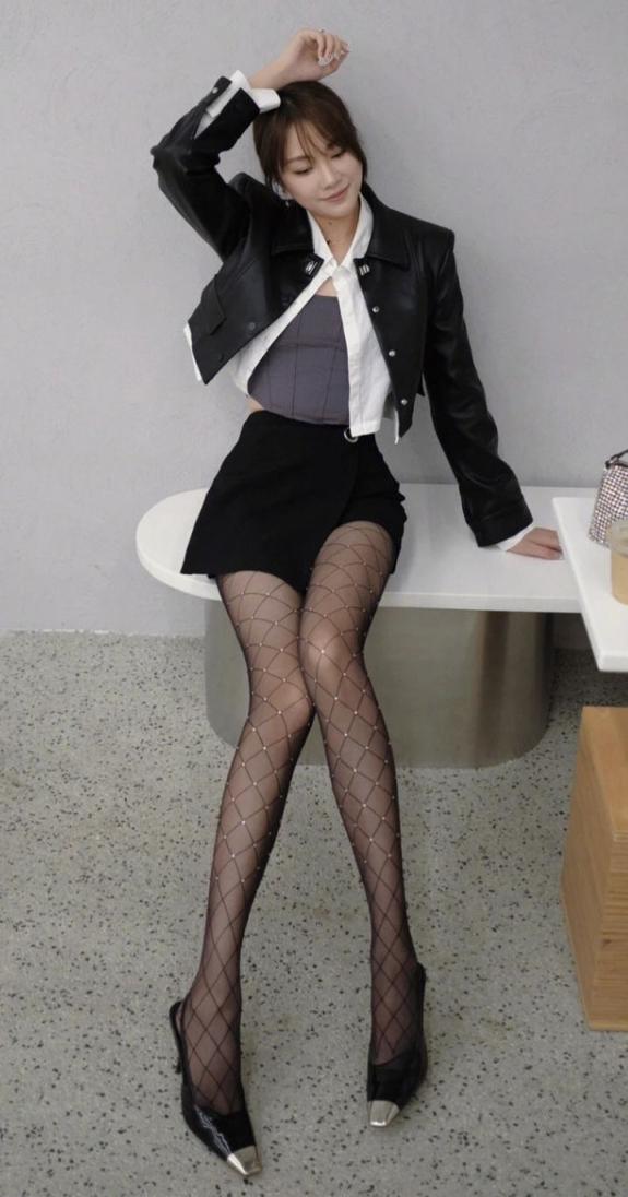 满屏黑丝大长腿