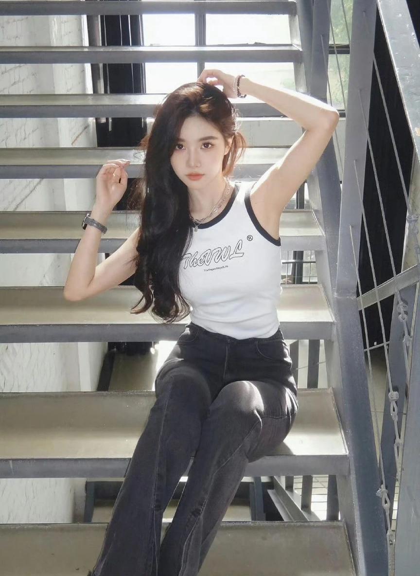 漂亮的小姐姐 2025112301