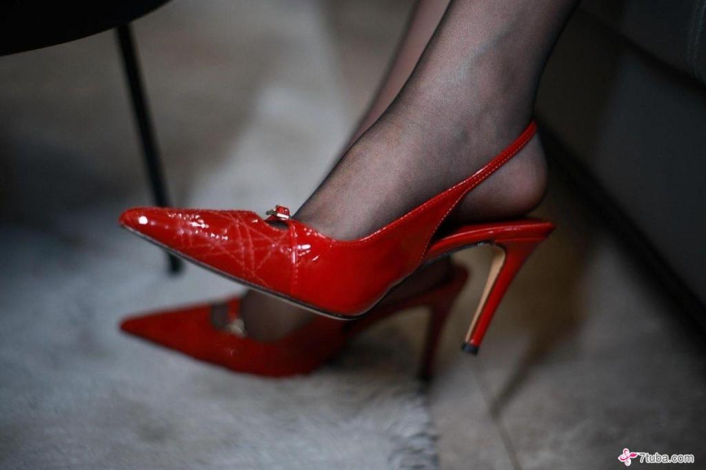 黑丝红色高跟