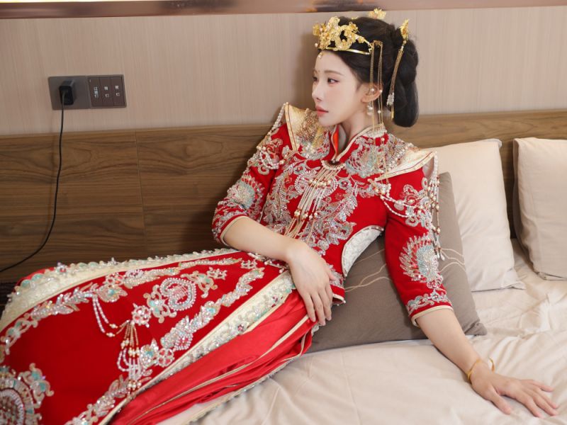 凤冠霞帔肉丝骚穴男人终极梦想