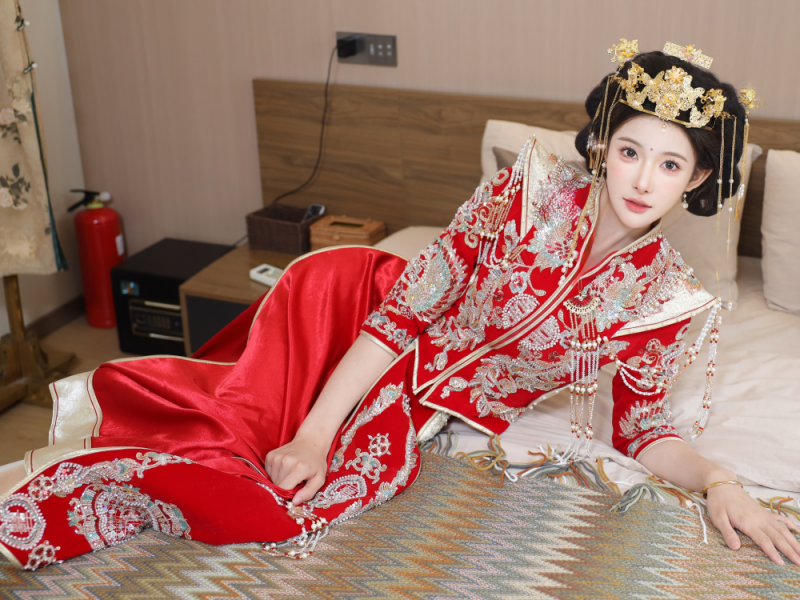 凤冠霞帔肉丝骚穴男人终极梦想