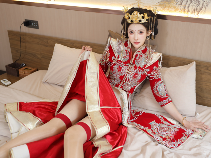 凤冠霞帔肉丝骚穴男人终极梦想