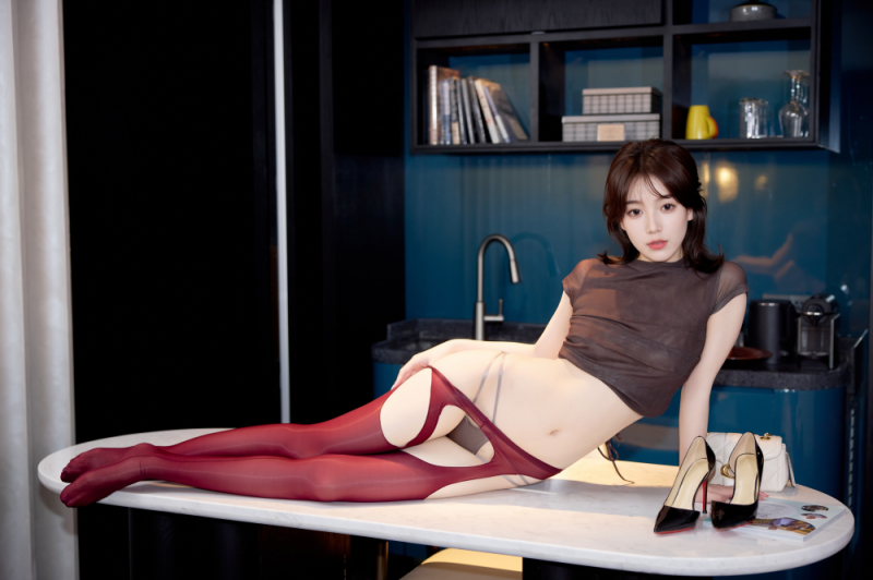 丝袜美腿诱人妹子更清纯